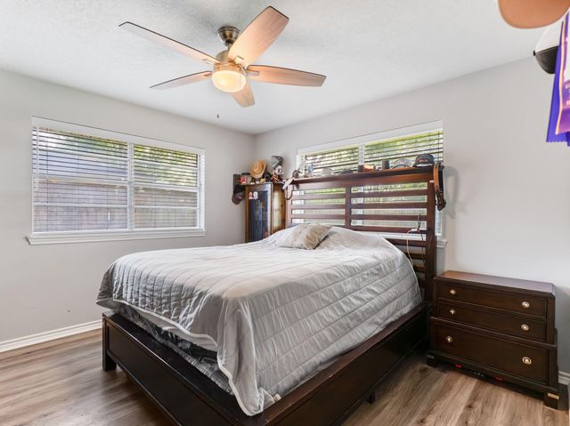 30 Live Oak St, Van Vleck, TX 77482