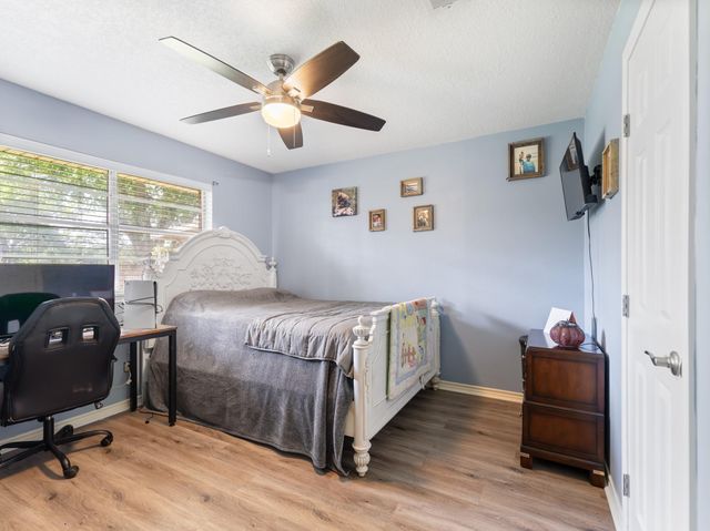30 Live Oak St, Van Vleck, TX 77482