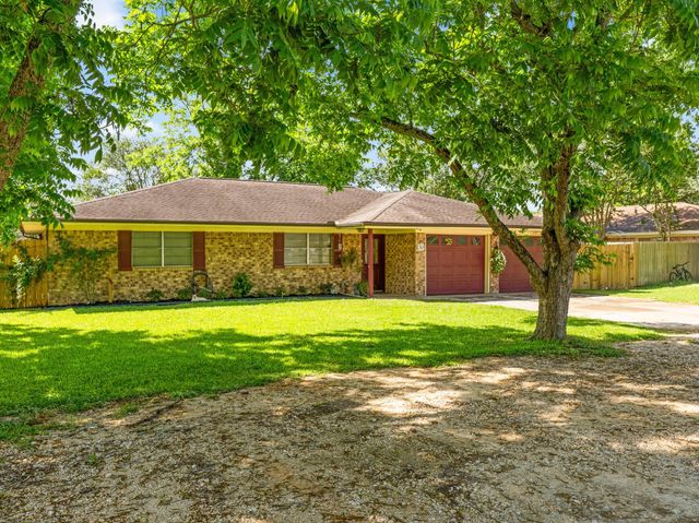 30 Live Oak St, Van Vleck, TX 77482