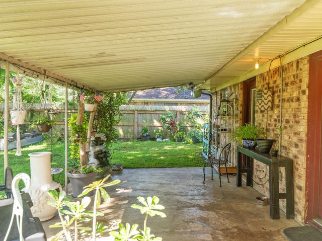 30 Live Oak St, Van Vleck, TX 77482