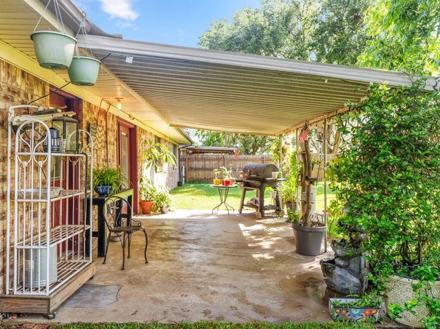 30 Live Oak St, Van Vleck, TX 77482