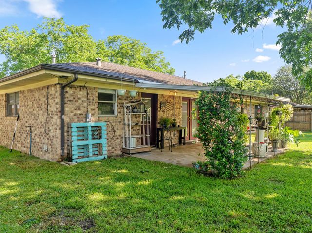 30 Live Oak St, Van Vleck, TX 77482