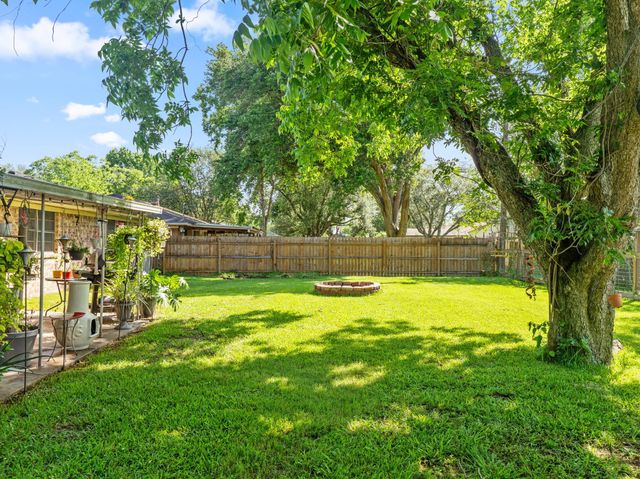 30 Live Oak St, Van Vleck, TX 77482
