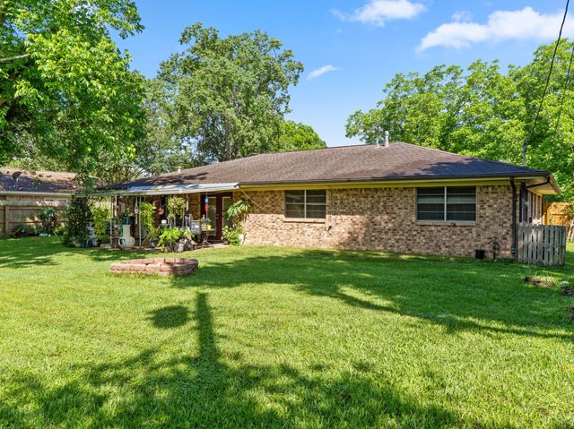 30 Live Oak St, Van Vleck, TX 77482