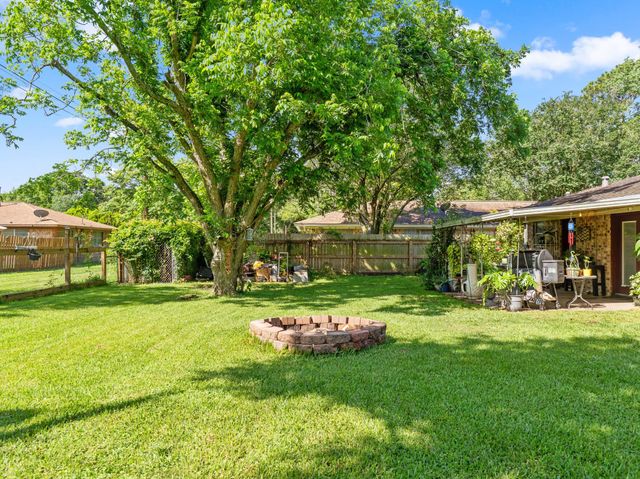 30 Live Oak St, Van Vleck, TX 77482