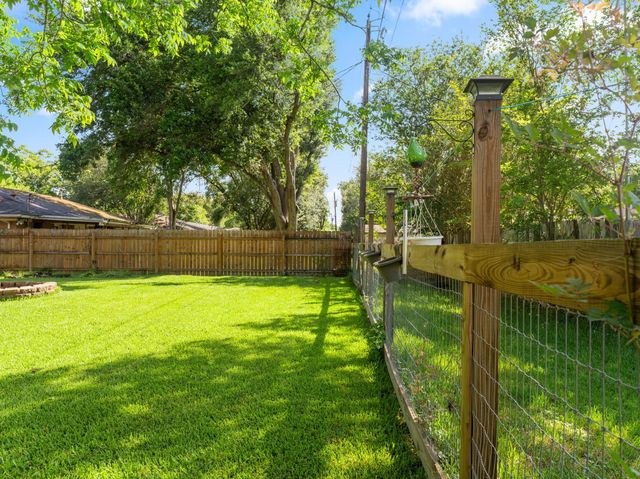 30 Live Oak St, Van Vleck, TX 77482