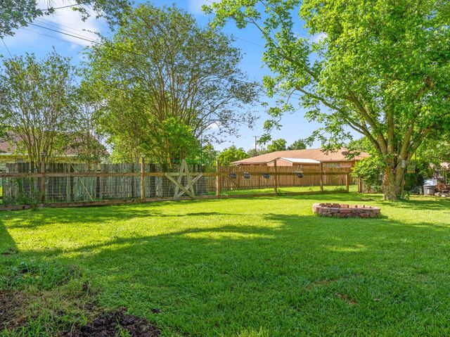 30 Live Oak St, Van Vleck, TX 77482