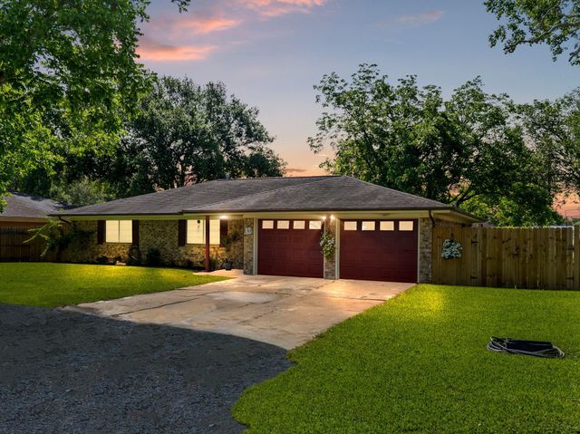 30 Live Oak St, Van Vleck, TX 77482