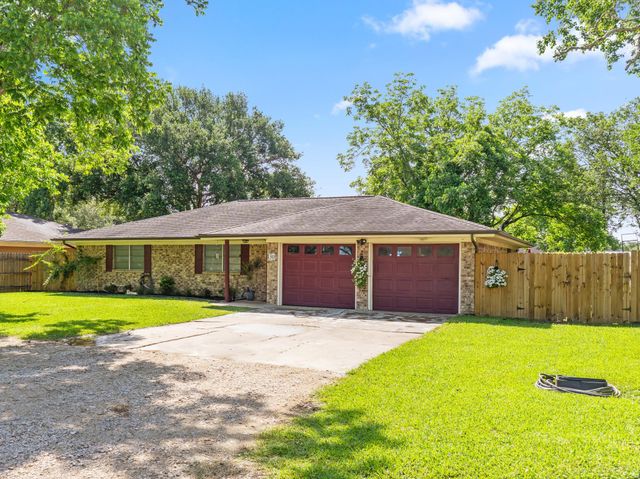 30 Live Oak St, Van Vleck, TX 77482