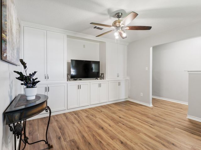 30 Live Oak St, Van Vleck, TX 77482