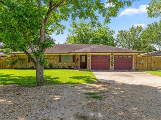 30 Live Oak St, Van Vleck, TX 77482