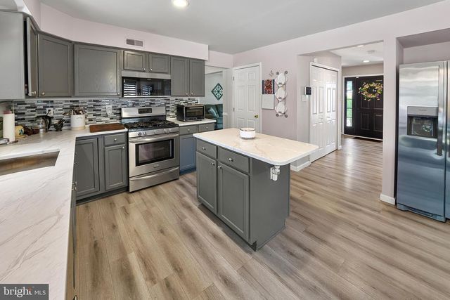 33 SALISBURY WAY, Logan Twp, NJ 08085