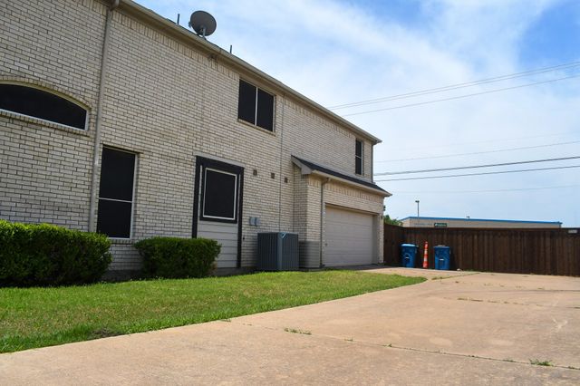 409 Royal Crest Drive, Desoto, TX 75115