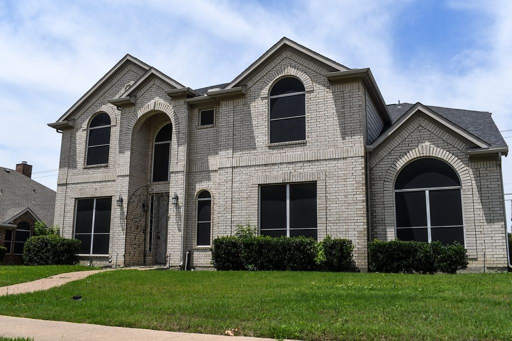 409 Royal Crest Drive, Desoto, TX 75115