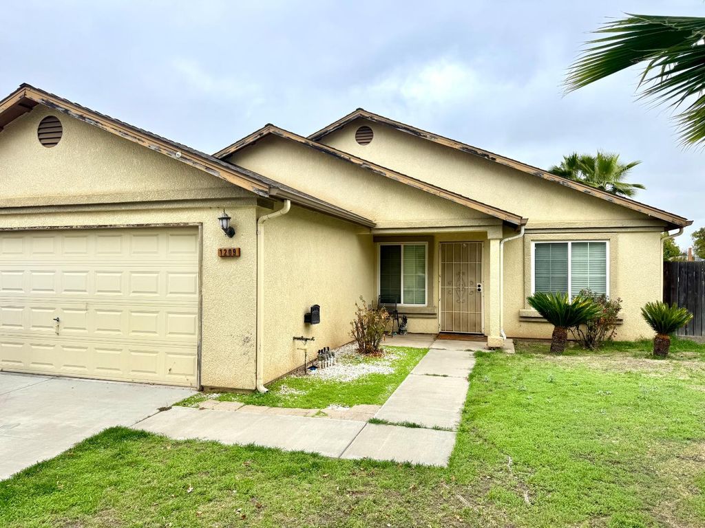 1209 Oso Drive, Madera, CA 93638