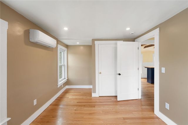 32 Richmond Street, Bristol, RI 02809