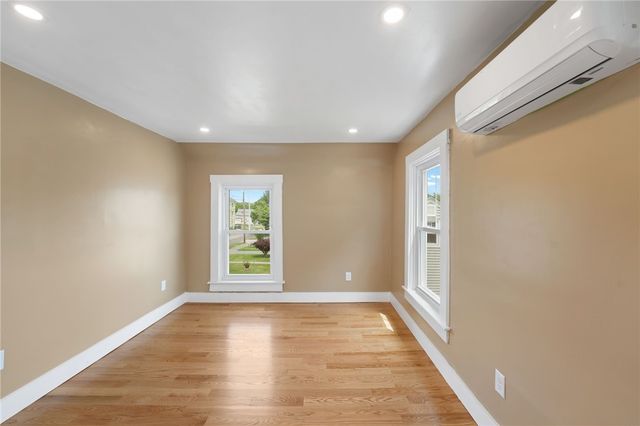 32 Richmond Street, Bristol, RI 02809