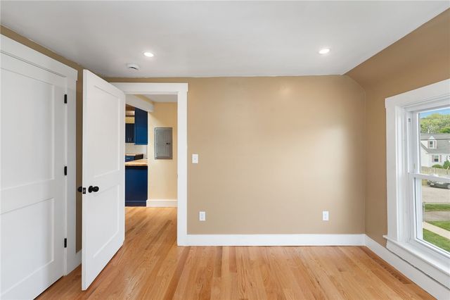 32 Richmond Street, Bristol, RI 02809