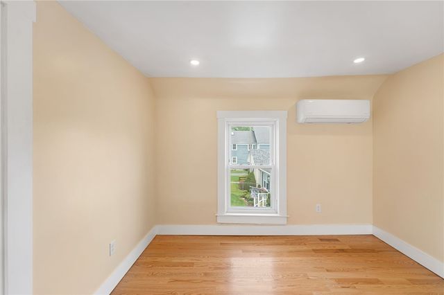 32 Richmond Street, Bristol, RI 02809