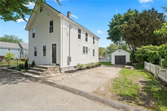 32 Richmond Street, Bristol, RI 02809