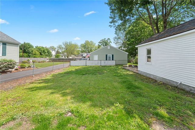 32 Richmond Street, Bristol, RI 02809