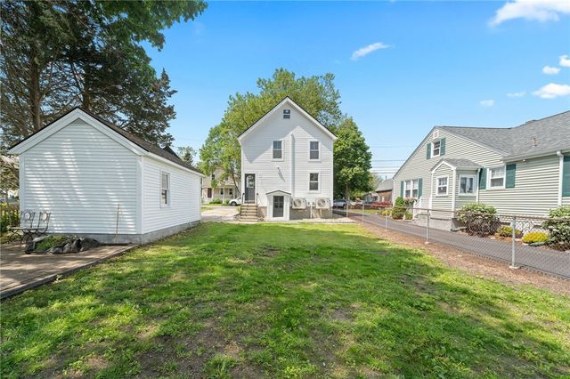 32 Richmond Street, Bristol, RI 02809