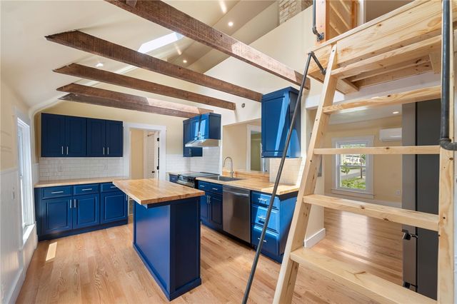 32 Richmond Street, Bristol, RI 02809