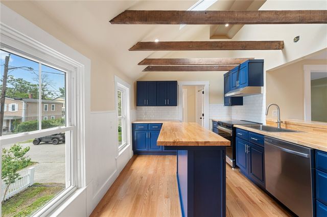 32 Richmond Street, Bristol, RI 02809