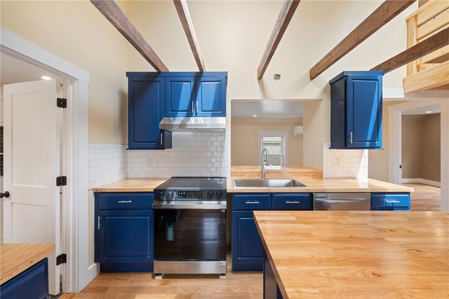 32 Richmond Street, Bristol, RI 02809