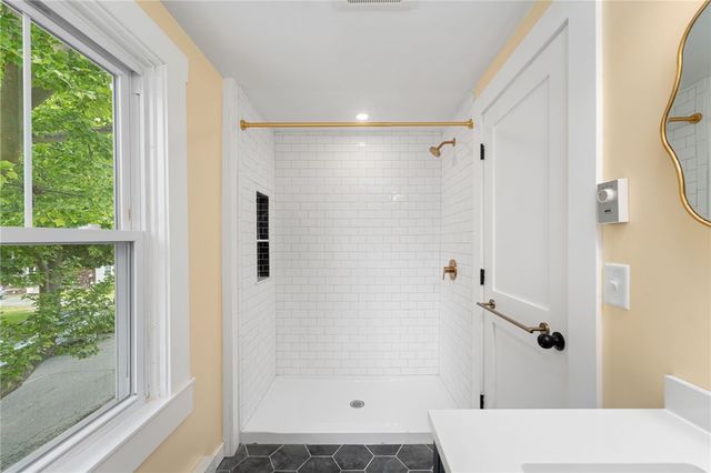 32 Richmond Street, Bristol, RI 02809