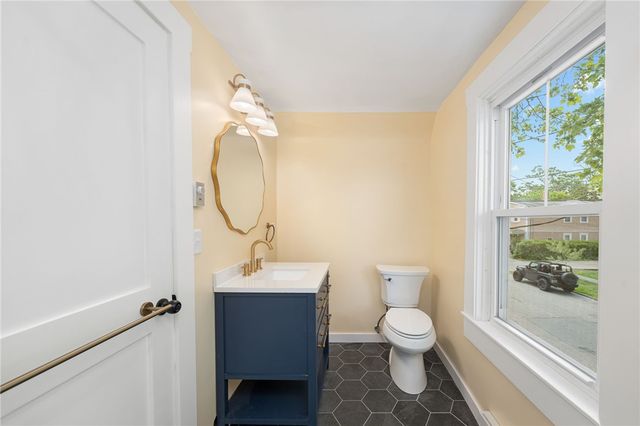 32 Richmond Street, Bristol, RI 02809