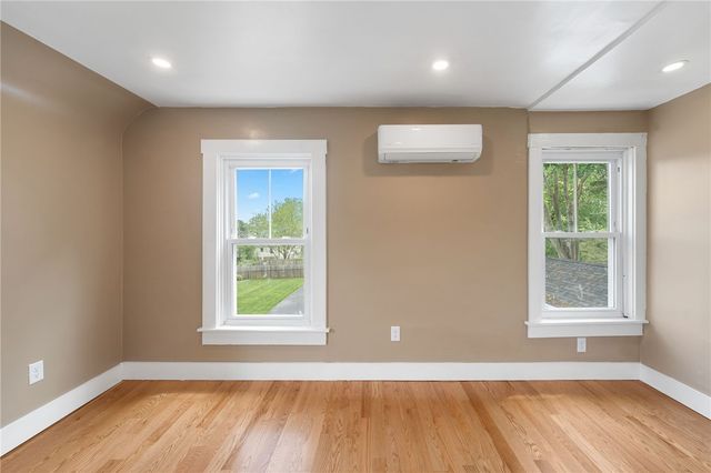 32 Richmond Street, Bristol, RI 02809