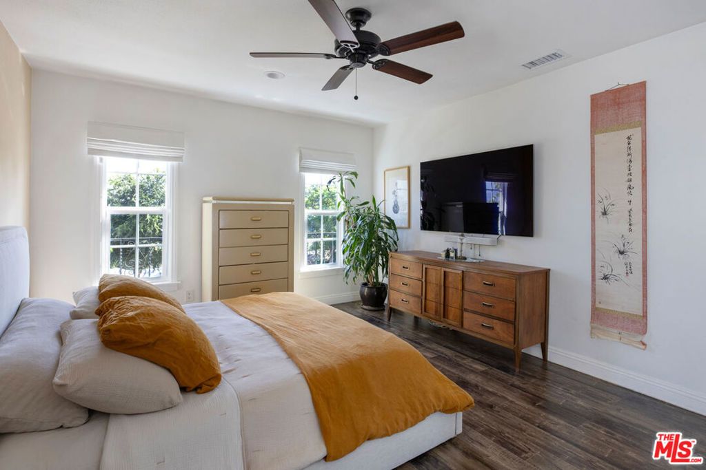 Image 11 of property listing at 2321 Lake View Avenue, Los Angeles, CA 90039