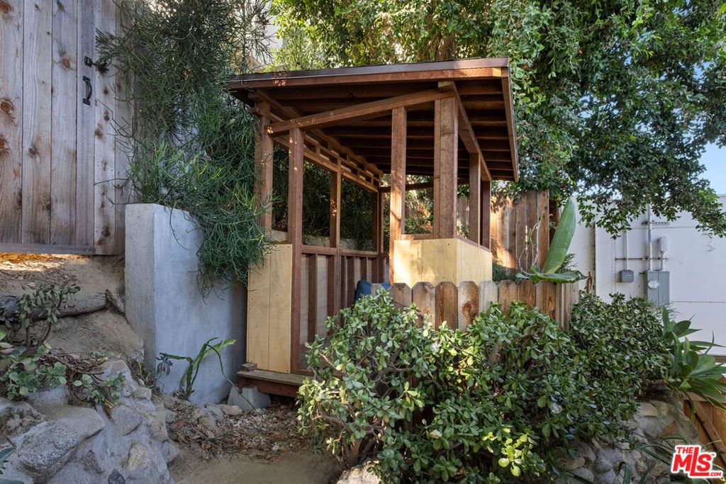 Image 23 of property listing at 2321 Lake View Avenue, Los Angeles, CA 90039