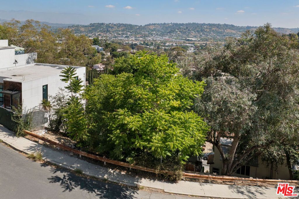 Image 26 of property listing at 2321 Lake View Avenue, Los Angeles, CA 90039