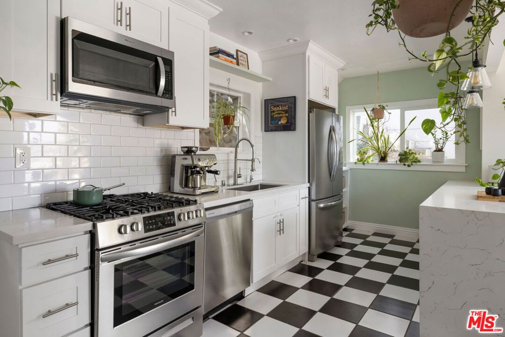 Image 9 of property listing at 2321 Lake View Avenue, Los Angeles, CA 90039