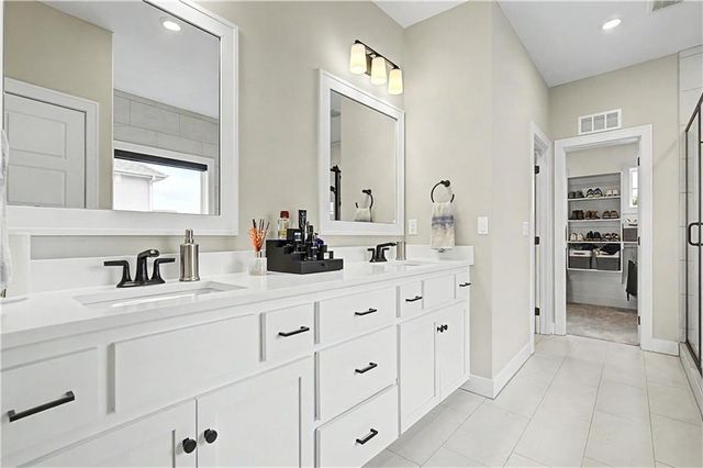 1422 SW Georgetown Drive, Lee's Summit, MO 64082