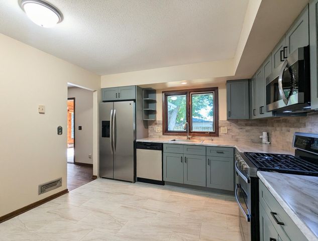 6065 Oakwood Road, Woodbury, MN 55125