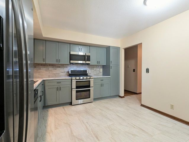 6065 Oakwood Road, Woodbury, MN 55125