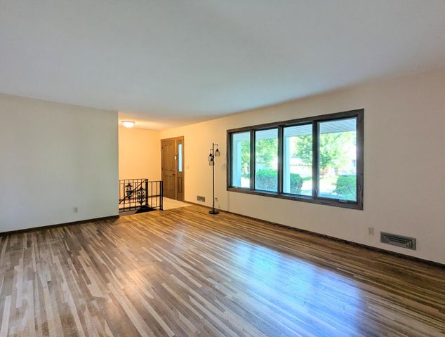 6065 Oakwood Road, Woodbury, MN 55125