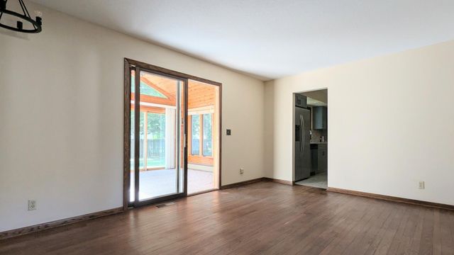 6065 Oakwood Road, Woodbury, MN 55125