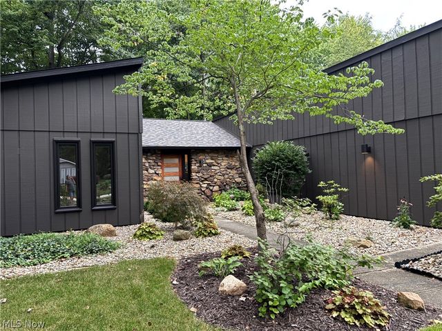 5726 Rock Point Circle, North Ridgeville, OH 44039