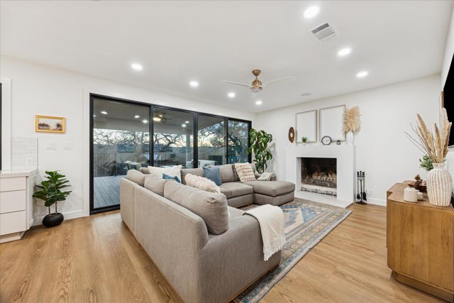 1024 Hidden Hills DR, Dripping Springs, TX 78620