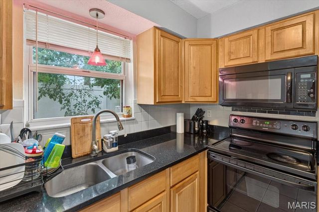 1030 Lacouer Drive, Kirkwood, MO 63122