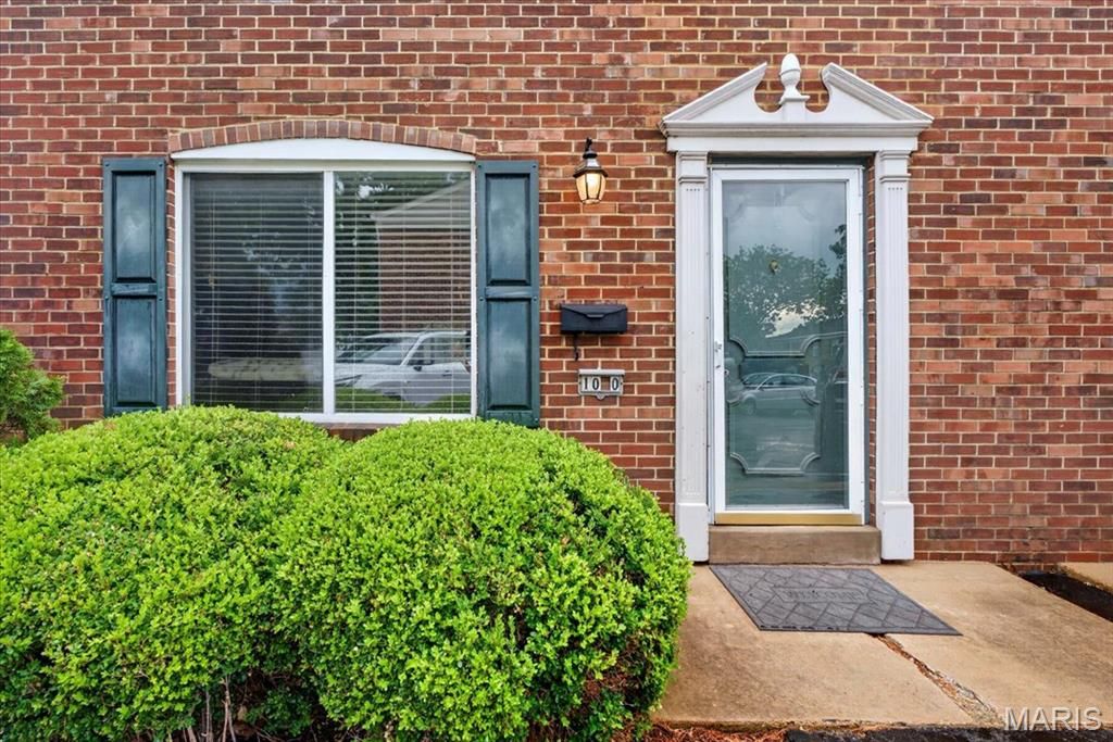 1030 Lacouer Drive, Kirkwood, MO 63122
