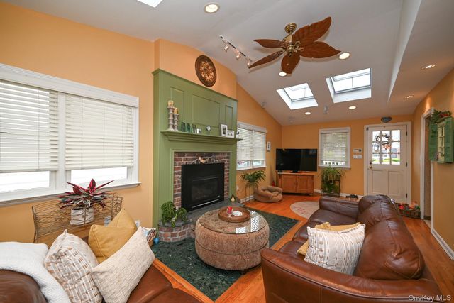 1006 Glen Drive, Franklin Square, NY 11010