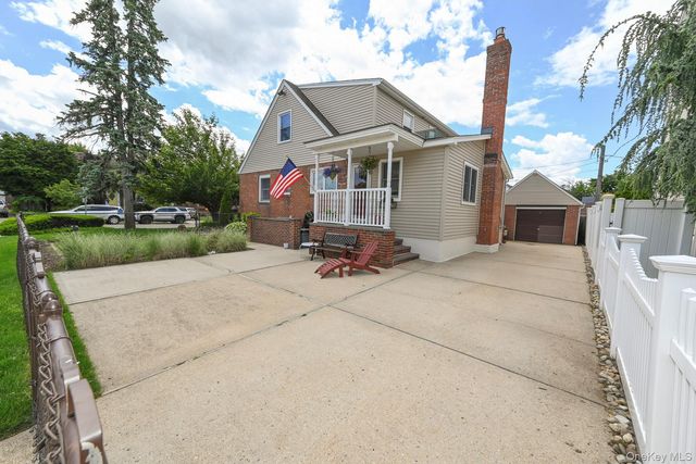 1006 Glen Drive, Franklin Square, NY 11010