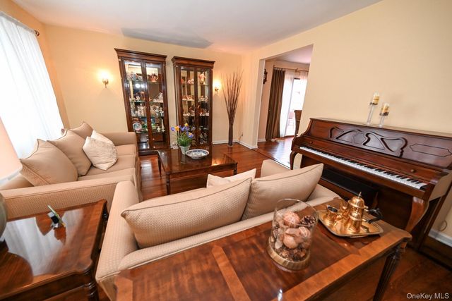 1006 Glen Drive, Franklin Square, NY 11010