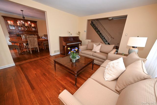 1006 Glen Drive, Franklin Square, NY 11010