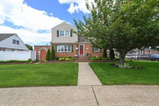 1006 Glen Drive, Franklin Square, NY 11010